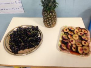 raisin noir, prune, et ananas! miam merci Zakaria