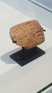 tablette en argile en mésopotamie, gravée au bambou , on y inscrivait le montant du salaire des ouvriers , payés en blés.